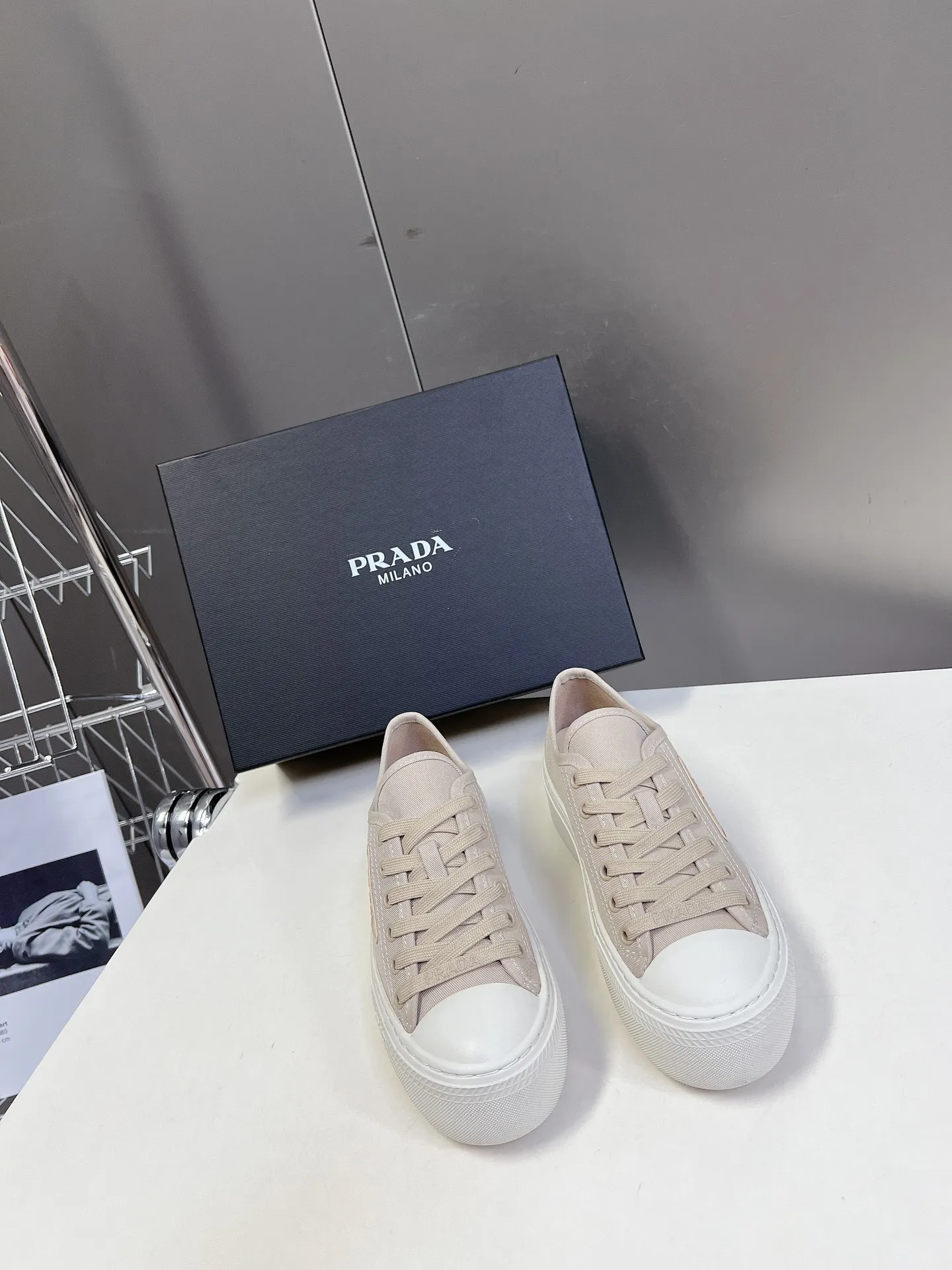 👟👟Ex-factory price 480👟👟 Prada canvas shoes, the latest black technology in technical canvas. After a few years, Prada has brought us beautiful biscuit shoes again. A must-have item that fashionistas must not miss. There are no complicated decorations, and the texture is very vintage. The purity and minimalism are neat and poetic. The latest canvas adds a casual touch.  Upper: Original technical canvas Short foot pad: Sheepskin Outsole: Eva ultra-light foam Outsole height 4CM Size: #35-41 (40 customizations are not returnable)